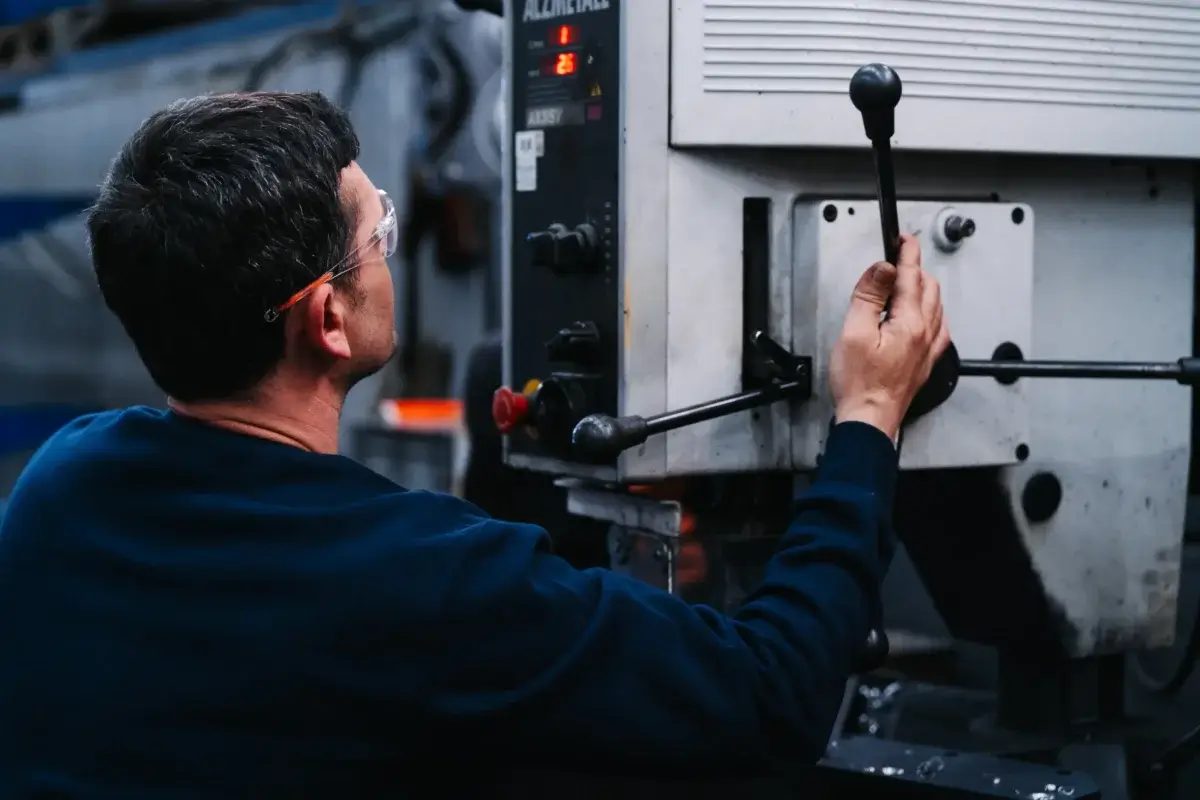 Mann arbeitet an einer industriellen Maschine